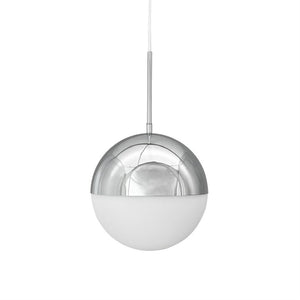 En kugleformet pendel-lampe hænger i en tynd ledning; øverste halvdel er blank krom, nederste halvdel en mat hvid diffuser; enkel, studieagtig hvid baggrund.