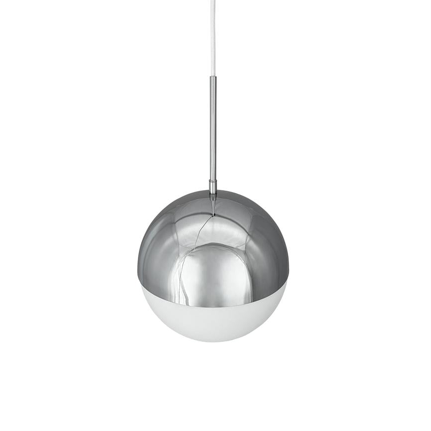 Kugleformet pendel i metal med blank kromoverdel og mat hvid bund hænger i et tyndt kabel; den reflekterende overflade viser omgivelser, mod en enkel hvid studio-baggrund.