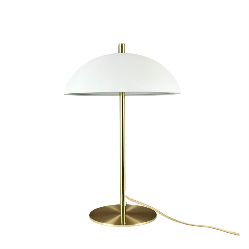 Bordlampe med hvid kuppel-skærm, slank messingstang og rund messingfod; lampen står på hvid baggrund med synlig guldfarvet ledning trukket til siden.