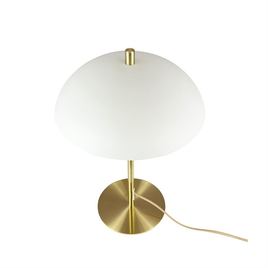 En bordlampe med hvid, halvkugleformet skærm, messingstang og rund messingfod; skærmen hviler på stangen, og strømledningen løber ud over en ren, hvid baggrund.