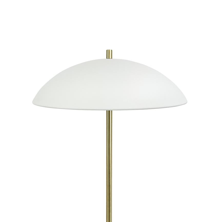 Lampe står på en slank messingstang og bærer en stor hvid kuppelskærm; enkel, minimalistisk lyskilde placeret mod en ensartet hvid baggrund.