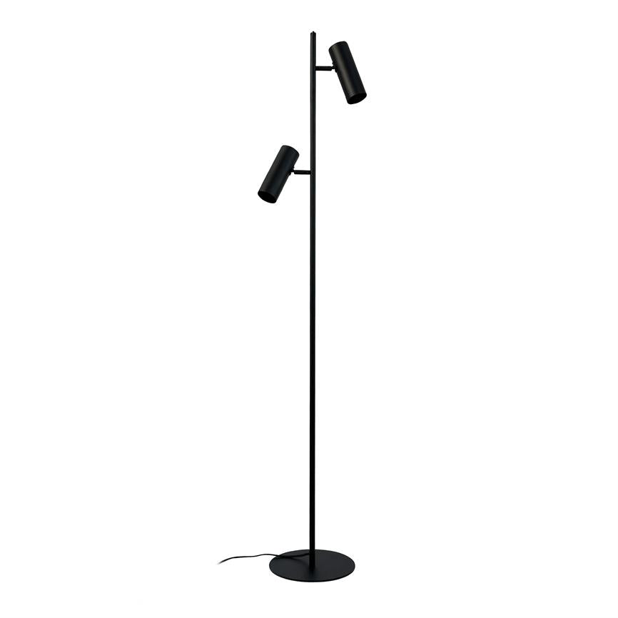 Sort, slank gulvlampe med to justerbare cylinderformede spots monteret på en lodret stang; den står på en rund fod med synlig ledning mod en ensartet hvid baggrund.