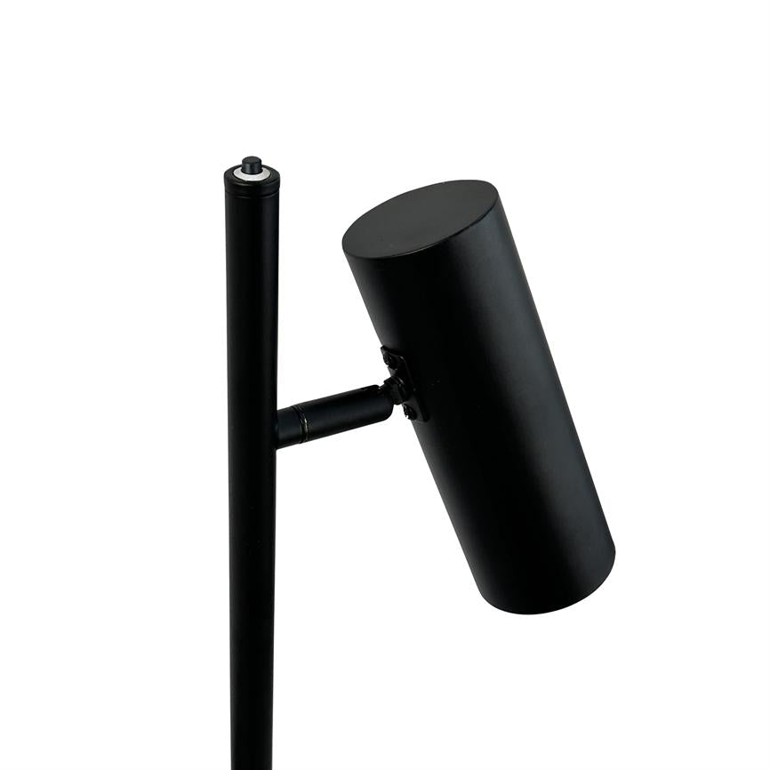 Sort cylindrisk lampe fastgjort skråt til en lodret sort metalstang; hængslet arm muliggør justering. Omgivelser: ensartet hvid baggrund uden andre genstande.