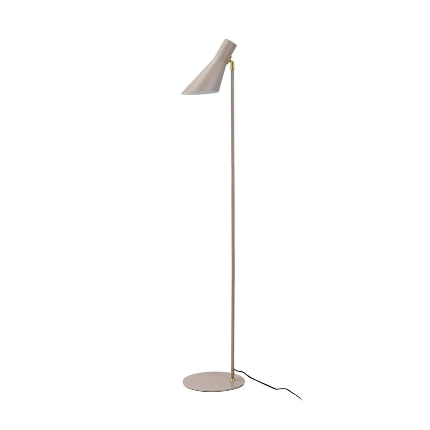 Gulvlampe i beige med slank stang og skråtstillet konisk skærm, retter lyset nedad; rund bundplade og sort ledning på neutral hvid baggrund.