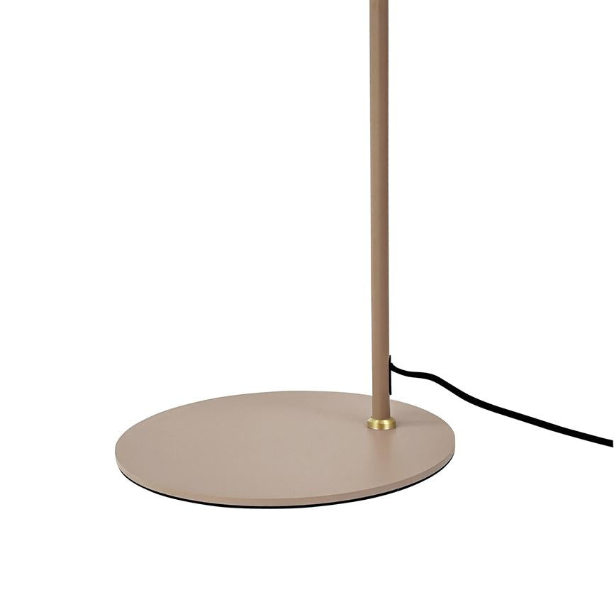 Lampefod: en slank lodret stang monteret på en flad, rund beige metalbase; et sort strømkabel løber ud til højre på en hvid baggrund.
