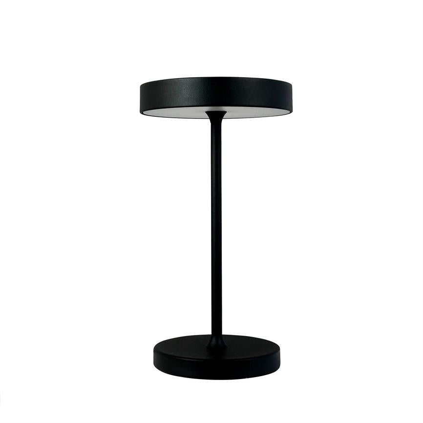 Sort bordlampe står oprejst med flad, rund skærm, tynd midterstang og cirkulær fod foran en ensartet hvid baggrund.