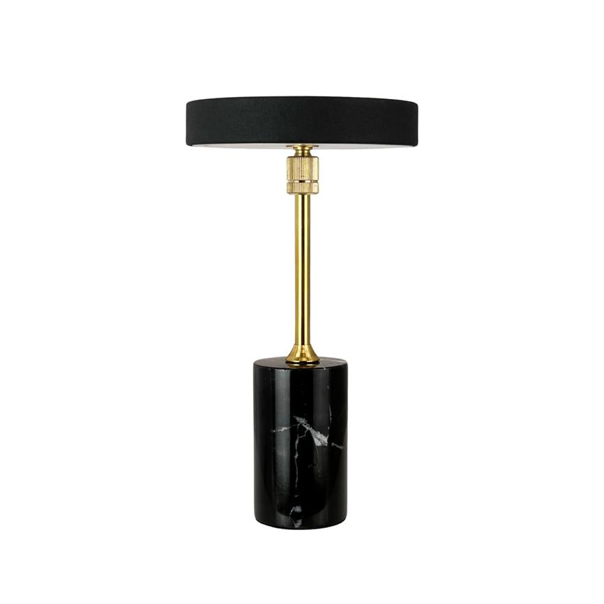 Sort bordlampe står oprejst; en rund sort skærm hviler på en smal forgyldt stang, som sidder på en cylindrisk sort marmorfod på hvid baggrund.