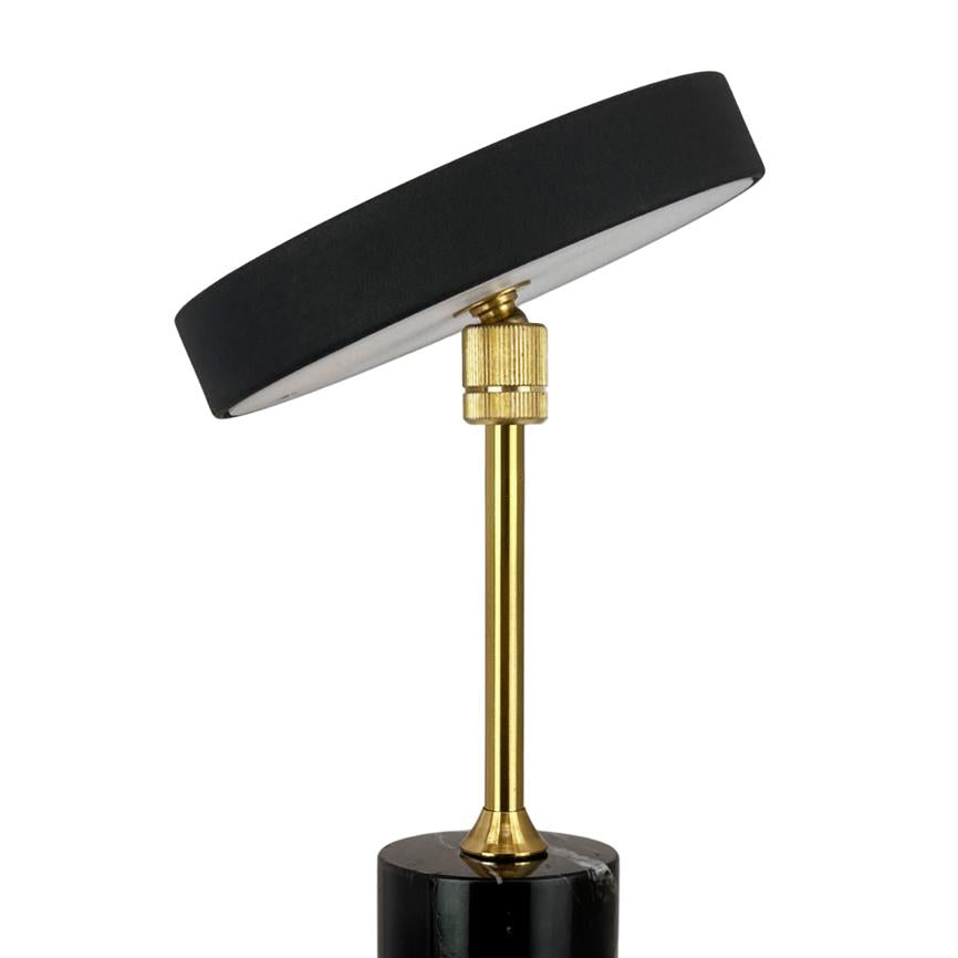 Bordlampe med en vippet, flad sort skærm, monteret på en slank messingsøjle med justerbar kobling, siddende på en rund sort marmorfod.