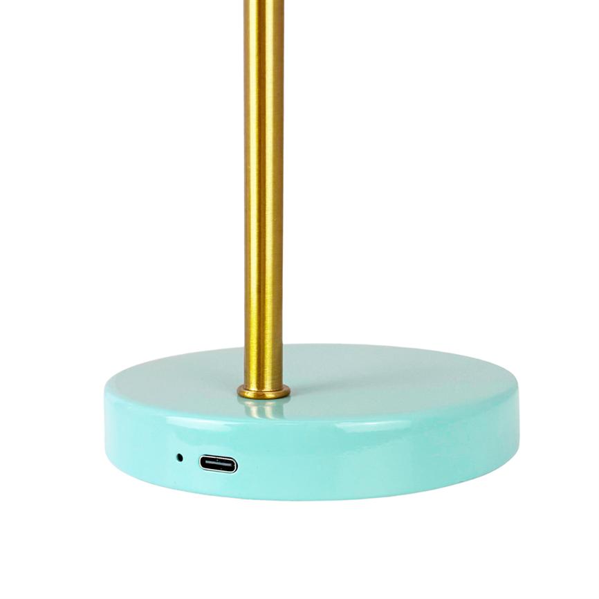 Lampefod (mintgrøn) støtter en slank guldbelagt stang; basen rummer et USB-C-stik og et lille indikatorhul, alle placeret på en ensartet hvid baggrund.