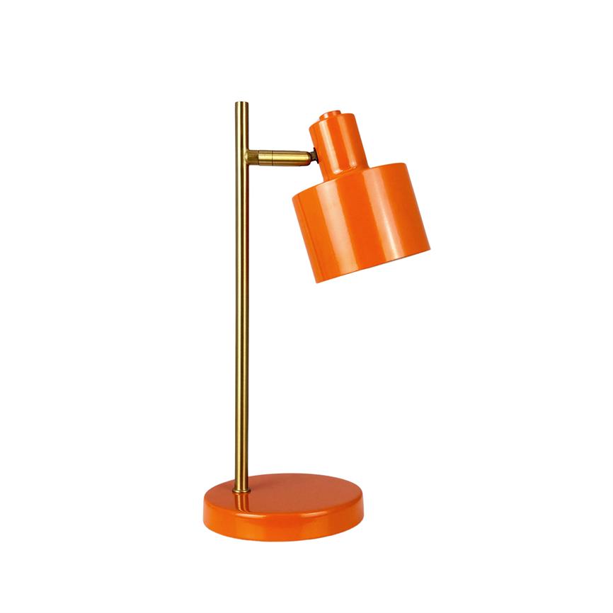 Orange skrivebordslampe hælder skærmen fremad, fastgjort til en lodret messingstang med rund orange fod; står alene mod en hvid baggrund.