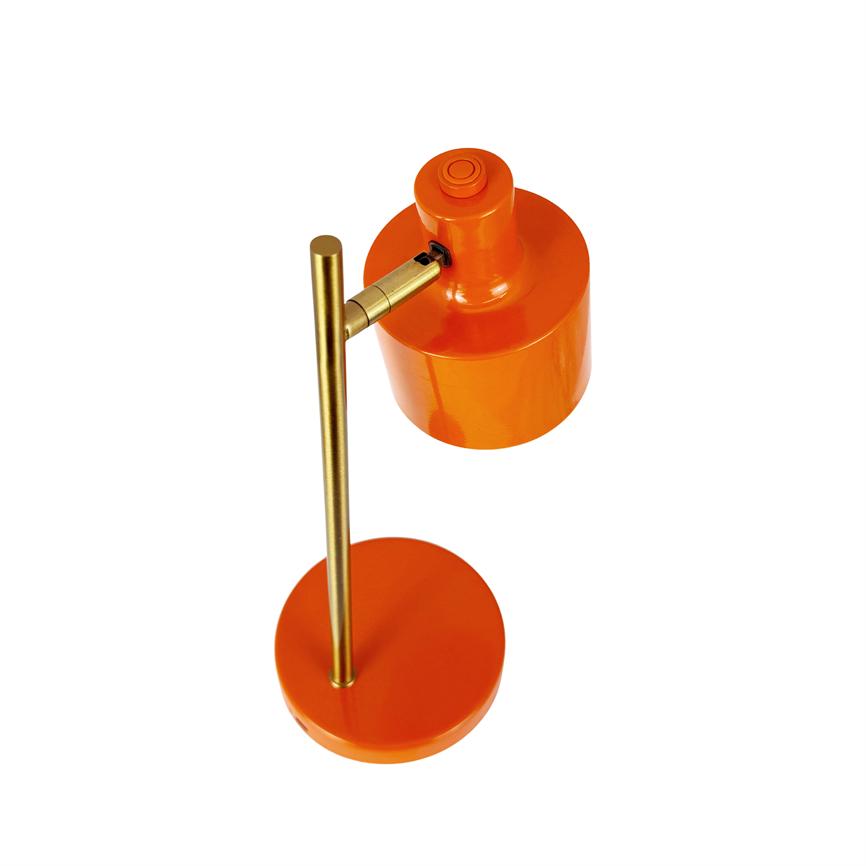 Bordlampe med orange cylinderformet skærm og fod og messingfarvet arm; skærmen vippes nedad over en hvid baggrund.