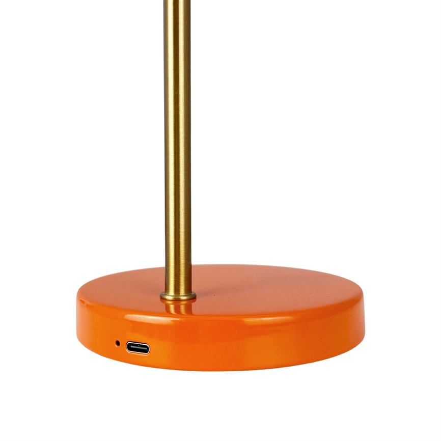 Orange, rund lampeskive (fod) understøtter en opret gylden metalstang; basen indeholder en USB-C-port og et lille hul på en ensfarvet hvid baggrund.