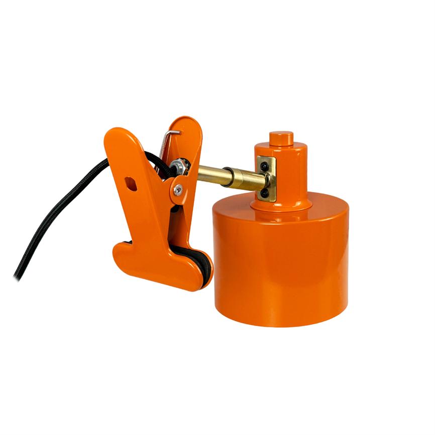 En orange klemme holder en sort ledning og er forbundet via en messinghængsel til en rund orange cylinder, placeret på en ren, hvid baggrund.