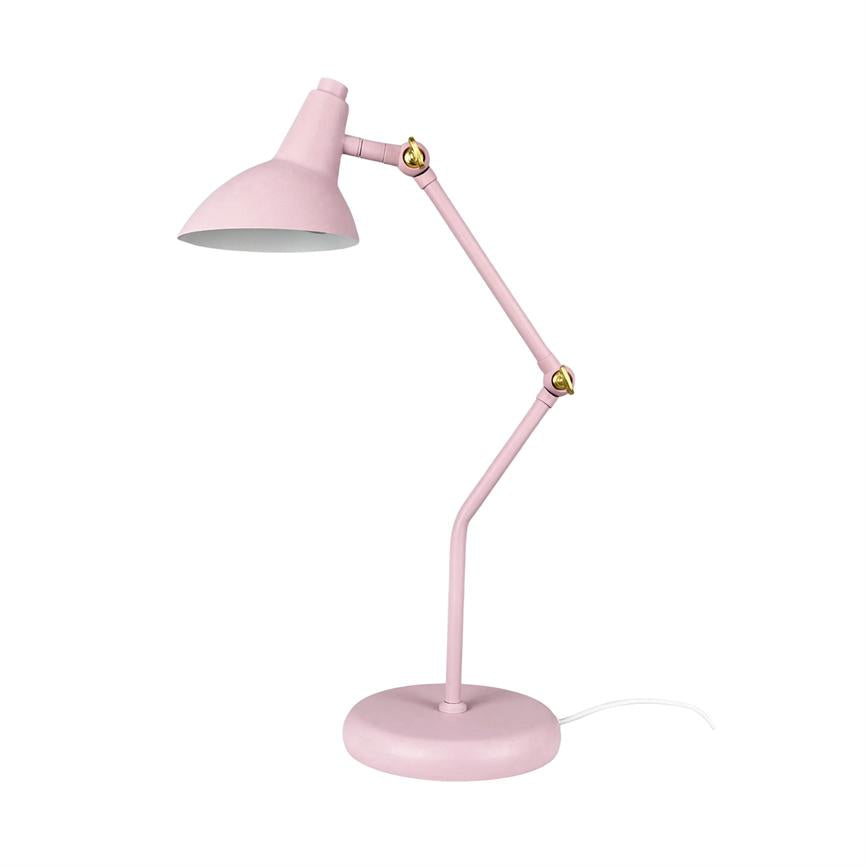 Rosefarvet justerbar skrivebordslampe står på rund base; armene er vinklet og lampeskærmen peger nedad. Enkel metalkonstruktion med guldfarvede justeringsled, mod hvid baggrund.