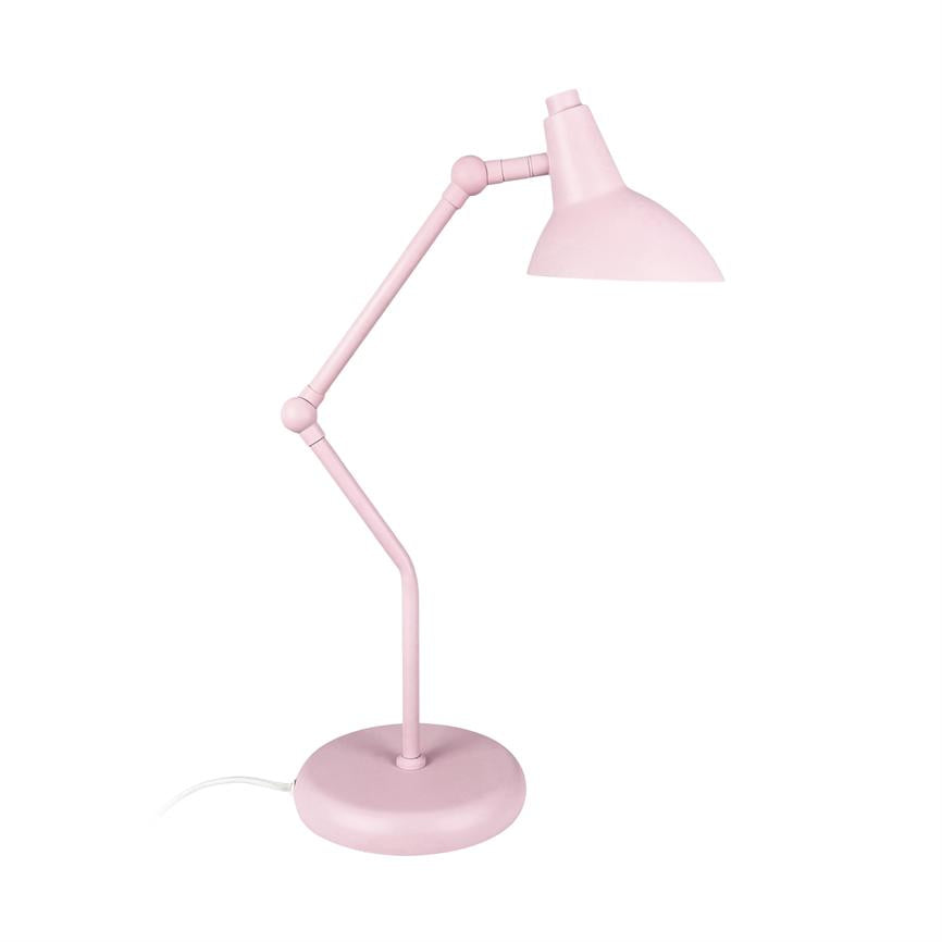 En lyserød, justerbar skrivebordslampe med armene bøjede og skærmen pegende nedad; står på rund base med synlig ledning mod neutral hvid baggrund.