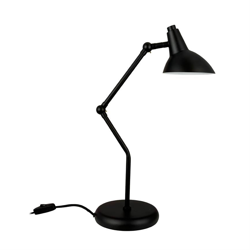 Sort, justerbar skrivebordslampe med to ledede arme og buet skærm; skærmen er vippet nedad, monteret på rund fod med synlig ledning og indbygget afbryder, mod hvid baggrund.