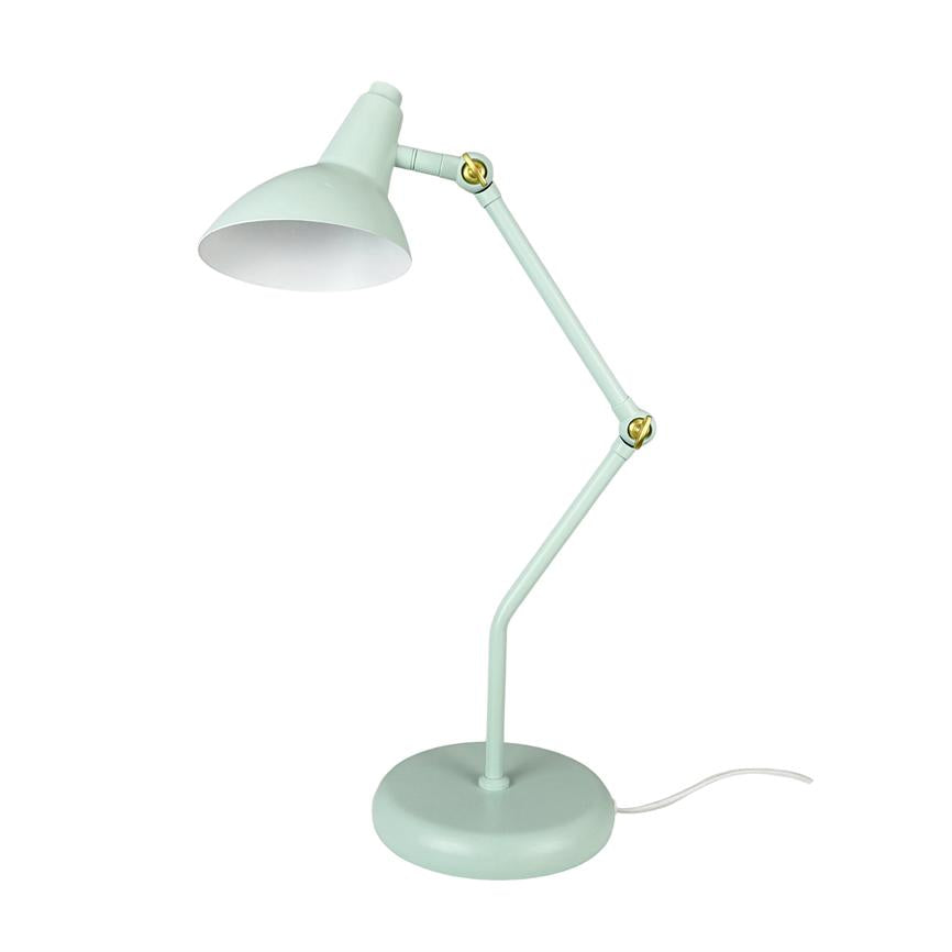 Skrivebordslampe i mintgrøn — arm og skærm er justeret og peger nedad; gyldne hængsler, rund base med hvid ledning, isoleret mod hvid baggrund.