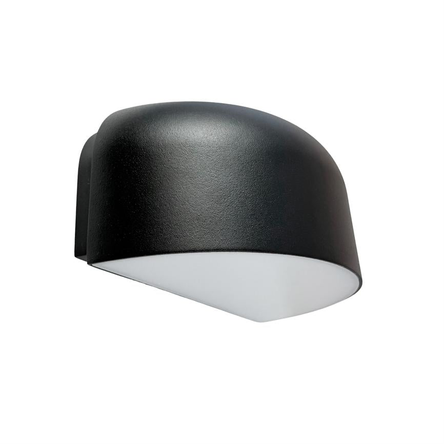 Sort, afrundet væglampe monteret på hvid baggrund; opad buet metalhus med hvid diffusor under, designet til at kaste blødt lys nedad i udendørs eller indendørs rum.