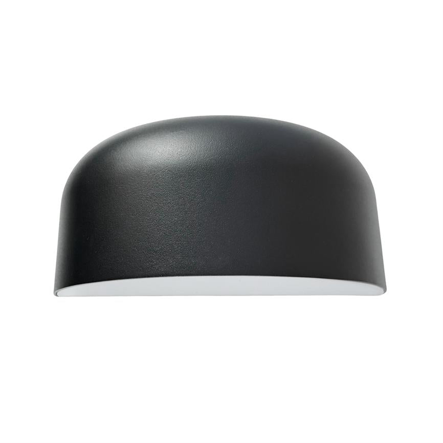 Sort halvkuppelformet lampe præsenteres mod hvid baggrund, viser mat sort overflade og hvid indvendig bund; enkelt studieproduktfoto til katalog.