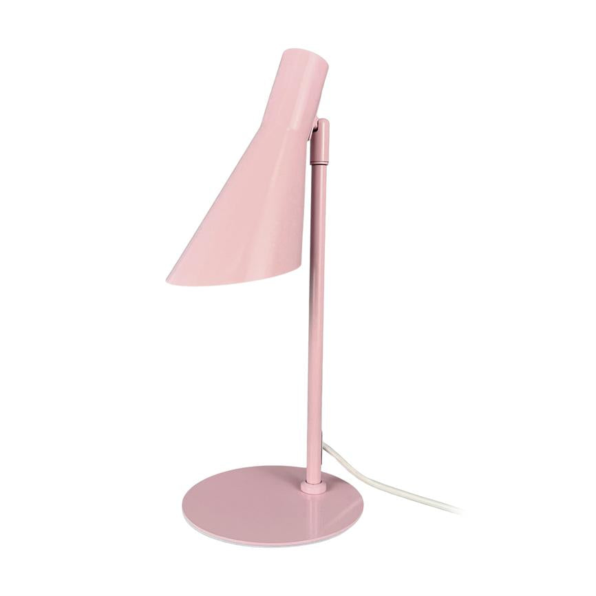 Lyserød skrivebordslampe, skærm vippet skråt nedad, monteret på slank stang og rund fod; hvid ledning ligger bøjet ved basen mod en ensartet hvid baggrund.