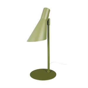 Grøn metal bordlampe med skråtstillet kegleskærm, monteret på en slank lodret stang og rund fod; en hvid ledning løber ud til højre på hvid baggrund.