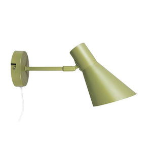Olivengrøn væglampe med rund sokkel og udtrukket arm, skærm vinklet nedad; arm og led er justerbare, monteret mod en ren, hvid baggrund.