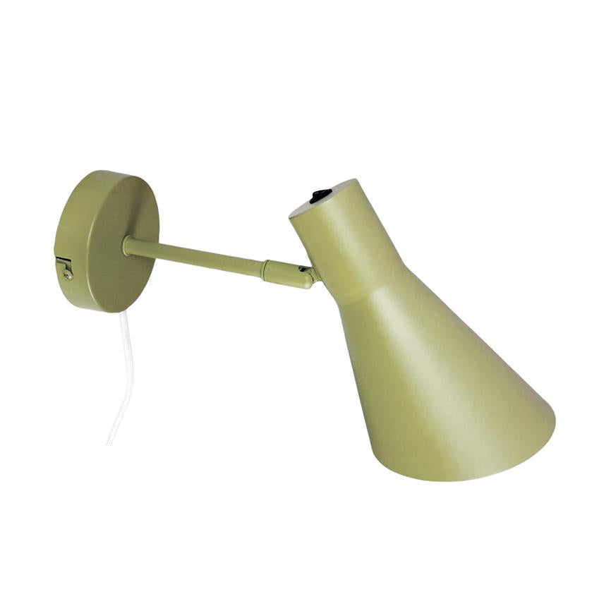 Væglampe med justerbar arm, der peger med en grøn kegleformet skærm; rund vægplade og synlig hvid ledning mod hvid baggrund.