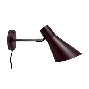 Væglampe monteret på rund vægbeslag; arm strækker sig vandret, justerbar kegleformet skærm peger nedad. Mørk bordeaux metalfinish og synlig sort ledning.