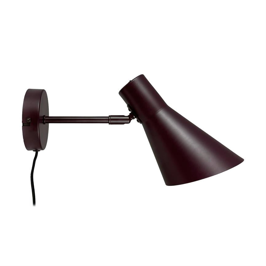Væglampe monteret på rund vægbeslag; arm strækker sig vandret, justerbar kegleformet skærm peger nedad. Mørk bordeaux metalfinish og synlig sort ledning.