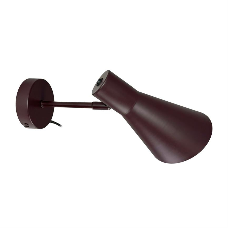 Væglampe med justerbar arm og kegleformet skærm, står skråt ud fra et rundt vægbeslag; mat bordeauxrød metalfinish på neutral, hvid baggrund.