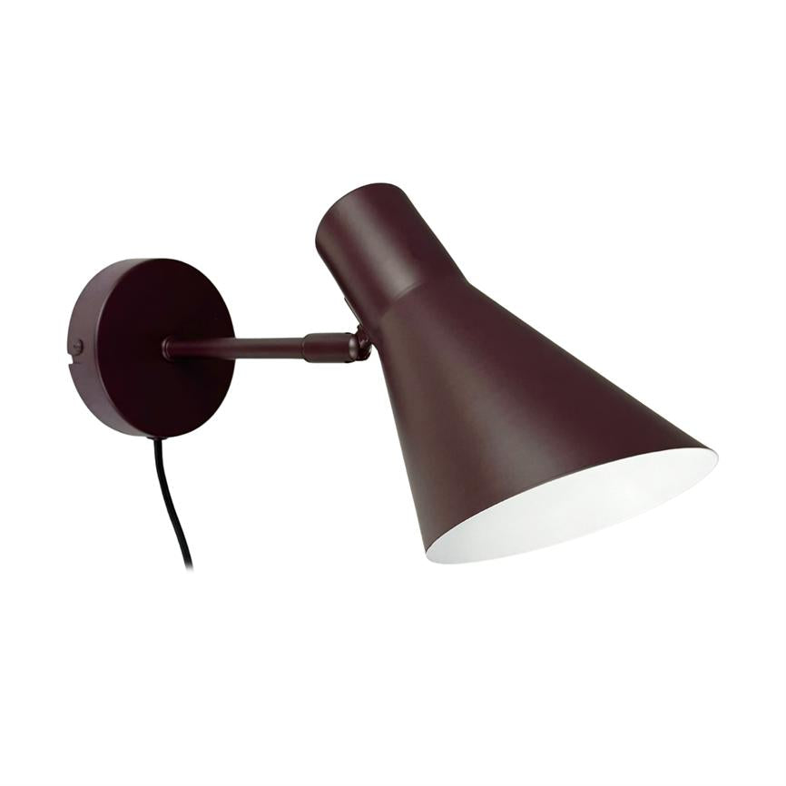 Væglampe monteret på en rund base, arm holder en vinklet konisk skærm, som retter lys nedad; mørkebrun yderside, hvid inderside og et sort kabel hængende ned.
