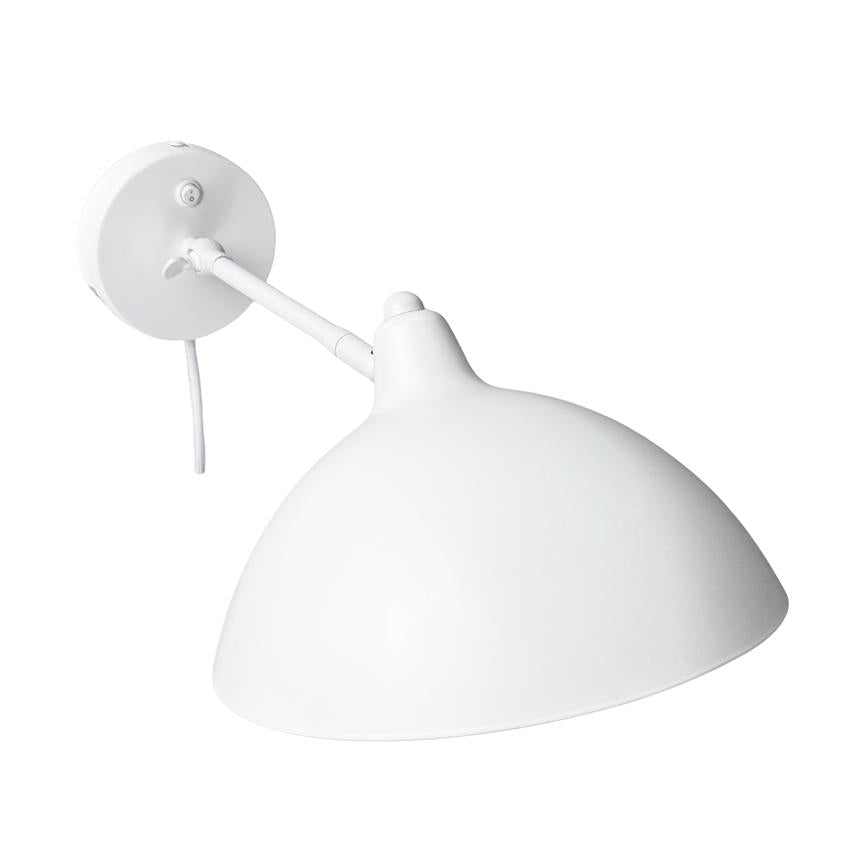 Hvid væglampe med stor rund skærm, arm vinklet nedad, fastgjort til rundt vægbeslag med synlig ledning, fotograferet mod ensfarvet hvid baggrund.
