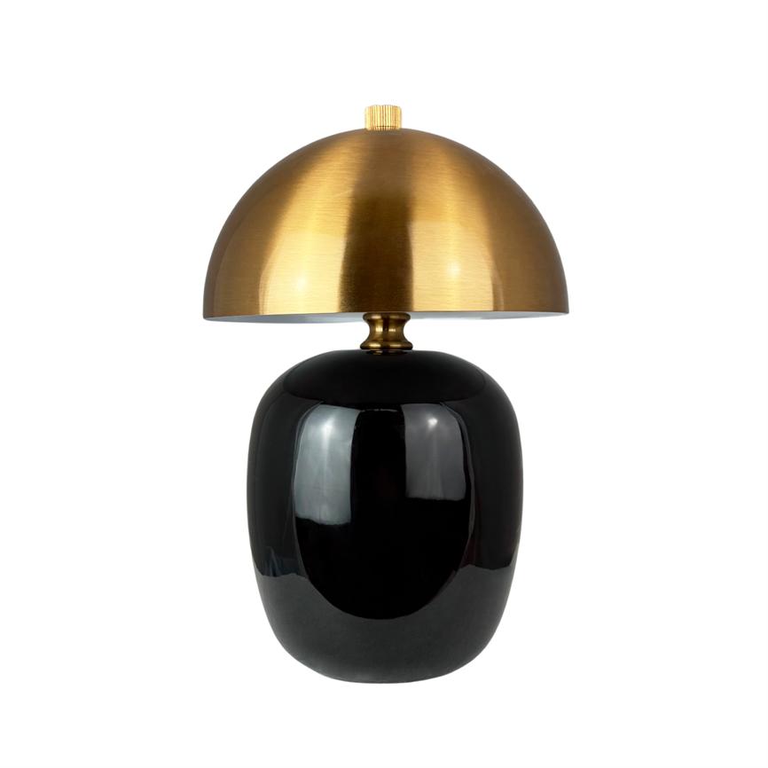 Bordlampe med oval, blank sort keramisk fod; en halvkugleformet børstet messing-skærm hviler over foden; lampen står isoleret på hvid baggrund.