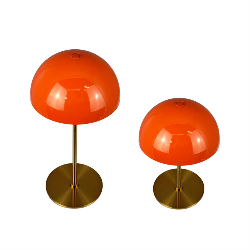 To blanke orange kuppellamper står på messingskaft i to højder med runde baser, placeret mod en hvid baggrund som produktopstilling.