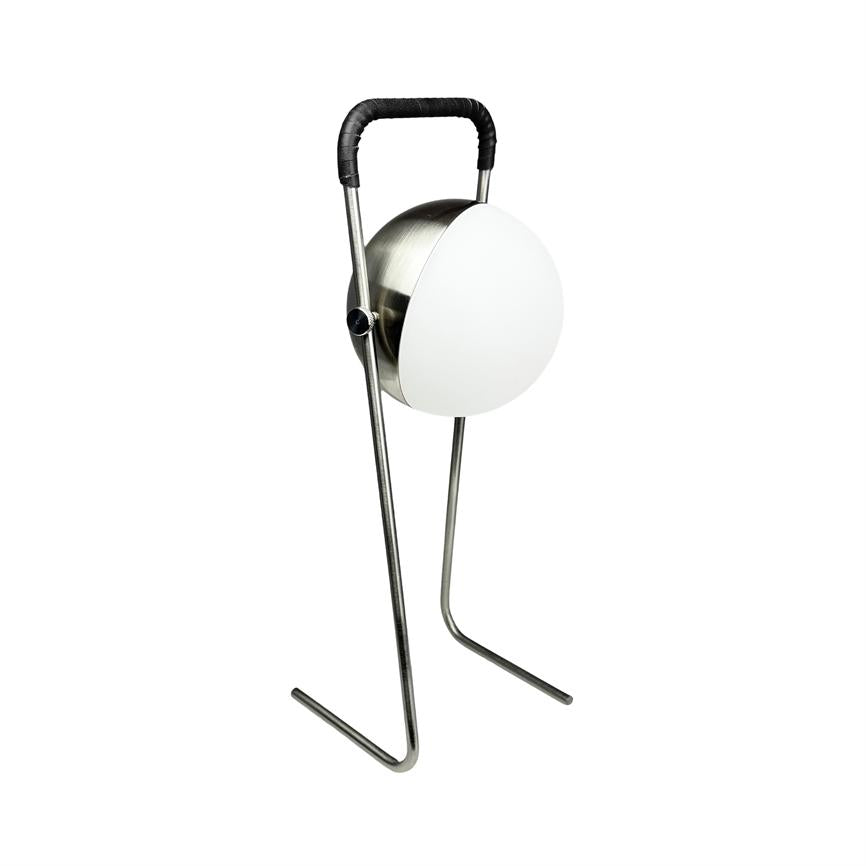 Rund bordlampe står på slankt, U-formet metalstativ; hvid opal-globe vender fremad, med buet stålhåndtag indpakket i sort, placeret mod hvid baggrund.