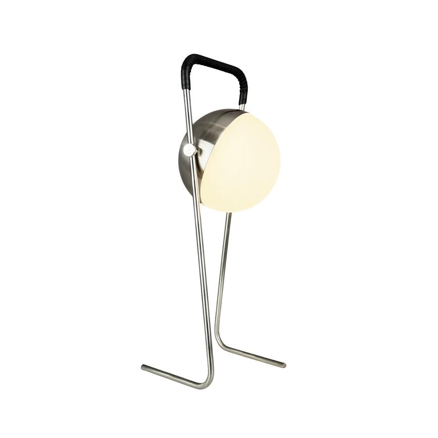 Rund lampe lyser blødt, monteret i et slankt kromstativ med to ben og et sort håndtag; designet står isoleret foran en ensartet hvid baggrund.