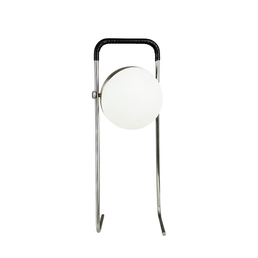 Rund opal skærm er monteret mellem to slanke, forkromede ben; et sort omviklet håndtag øverst og bøjede fodender danner en stående, bærbar lampe mod en neutral hvid baggrund.