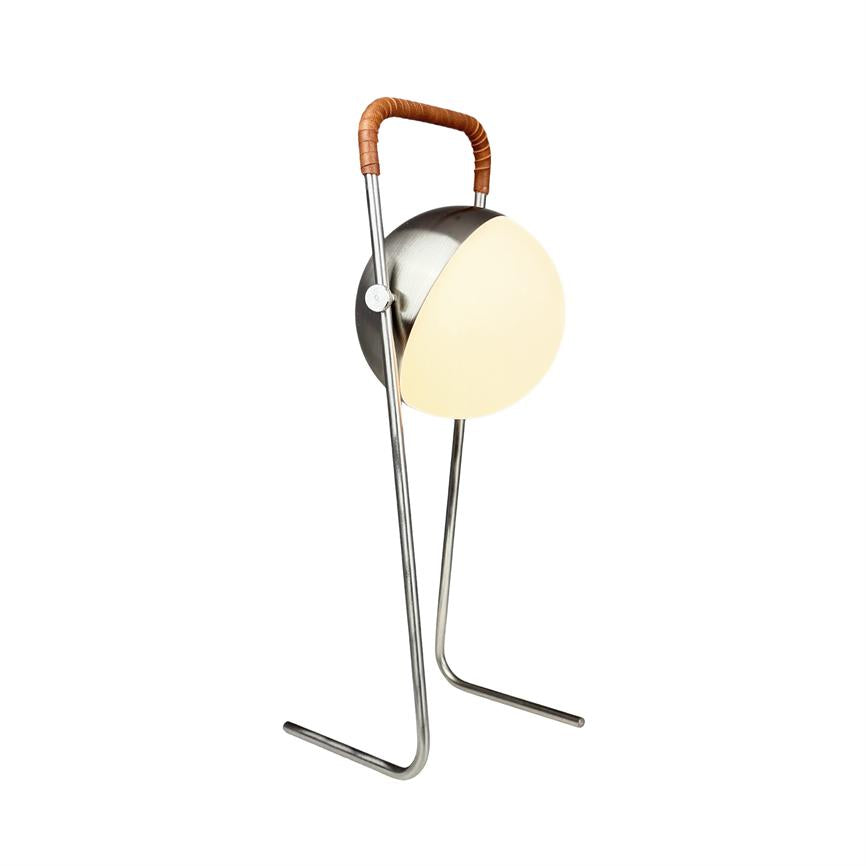 Bordlampe med rund, delvist dækket opalglaskuppel (tændt), monteret på to slanke kromstænger med vinklede fødder og læderindpakket bøjle over toppen; fremvist på hvid baggrund.