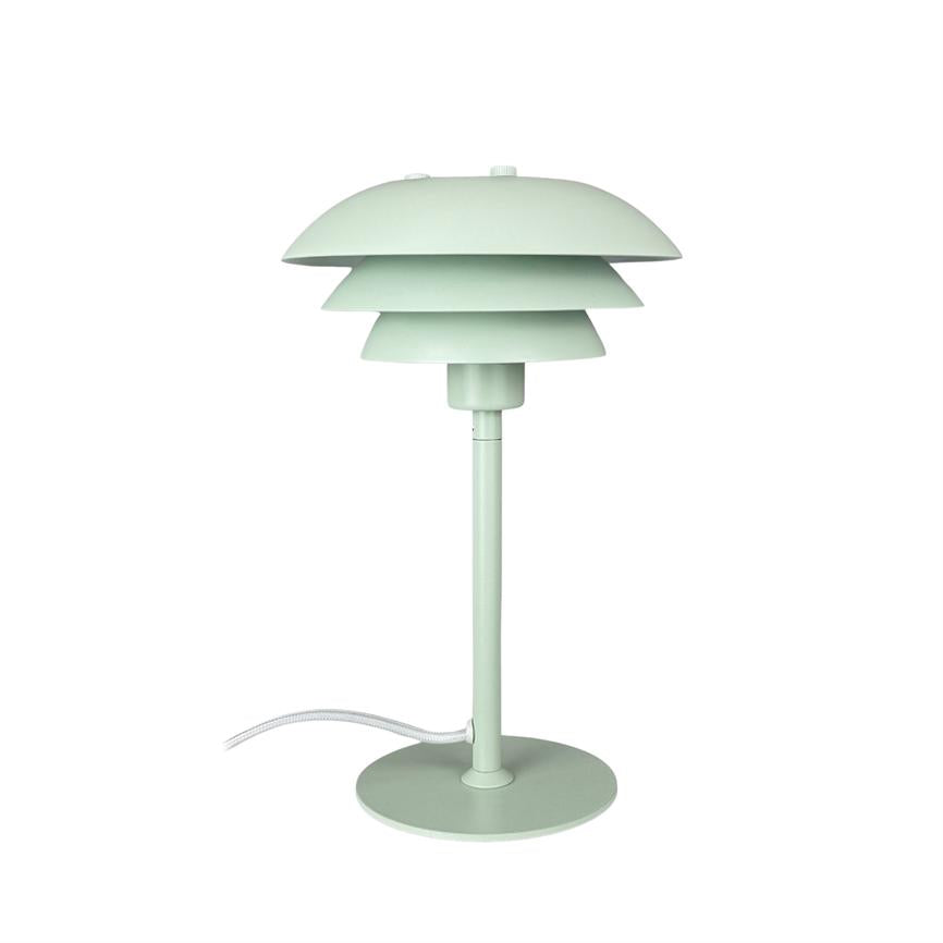 Bordlampe med lagdelt, skålformet skærm på slank stang og rund fod; hvid ledning ligger bøjet mod venstre på neutral hvid baggrund.