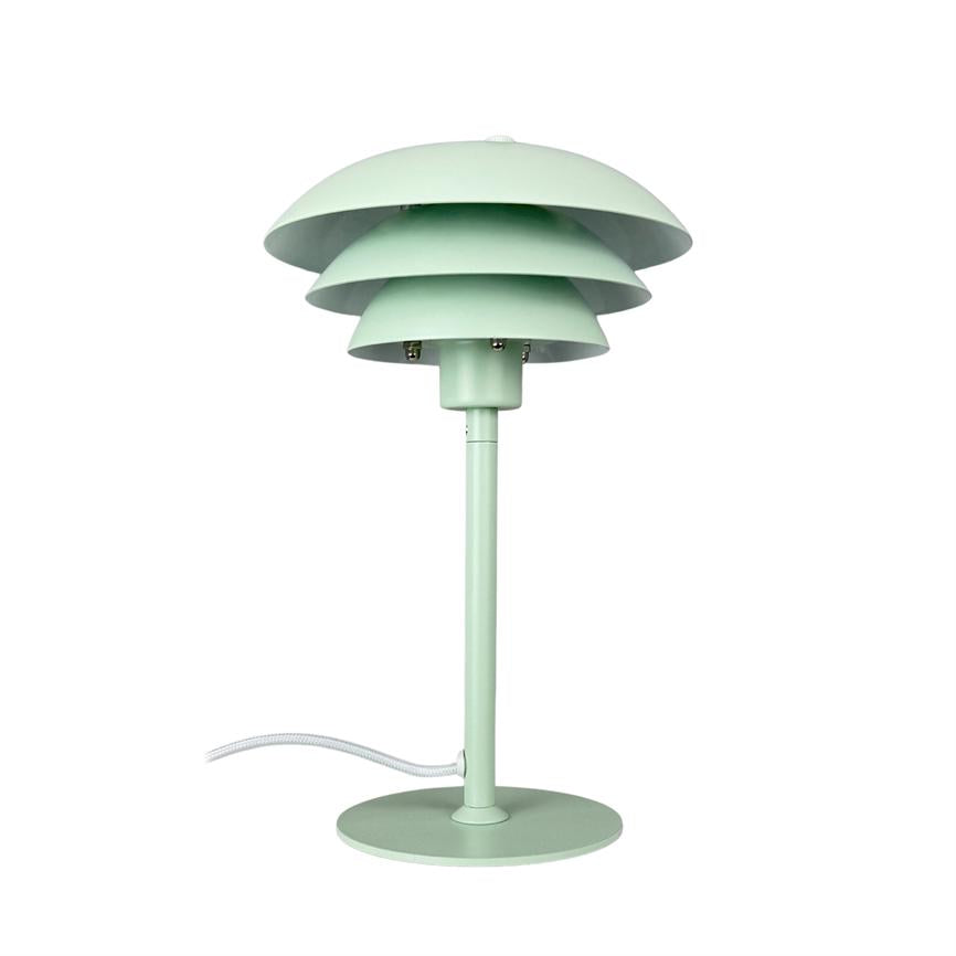 En mintgrøn bordlampe med tre sammenstillede, skålformede skærme; den står oprejst på en slank søjle og rund fod, en hvid stofledning ligger synligt mod en hvid, neutral baggrund.