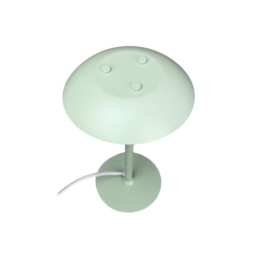 Mintgrøn bordlampe med rund skærm og tre små knapper på toppen står oprejst på en rund fod; hvid strømkabel løber ud og baggrunden er ensartet hvid.