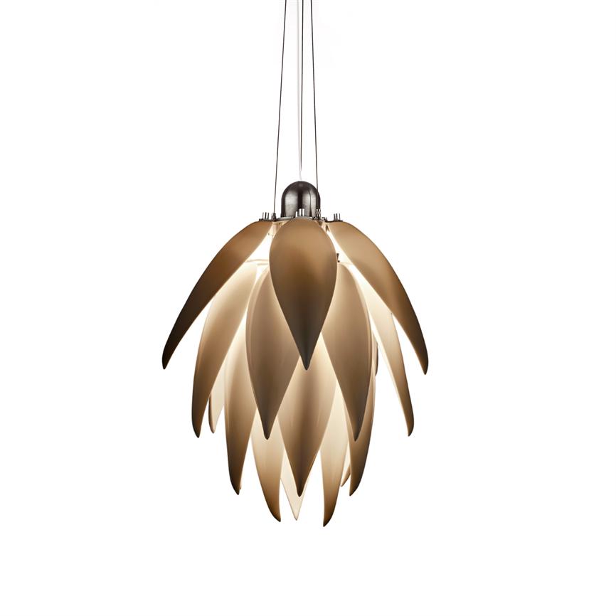 Hængelampe med overlappende, bronzefarvede bladformede skærme, udsender varmt, diffust lys; hænger i tre tynde ledninger fra en rund plafond mod en neutral, hvid baggrund.