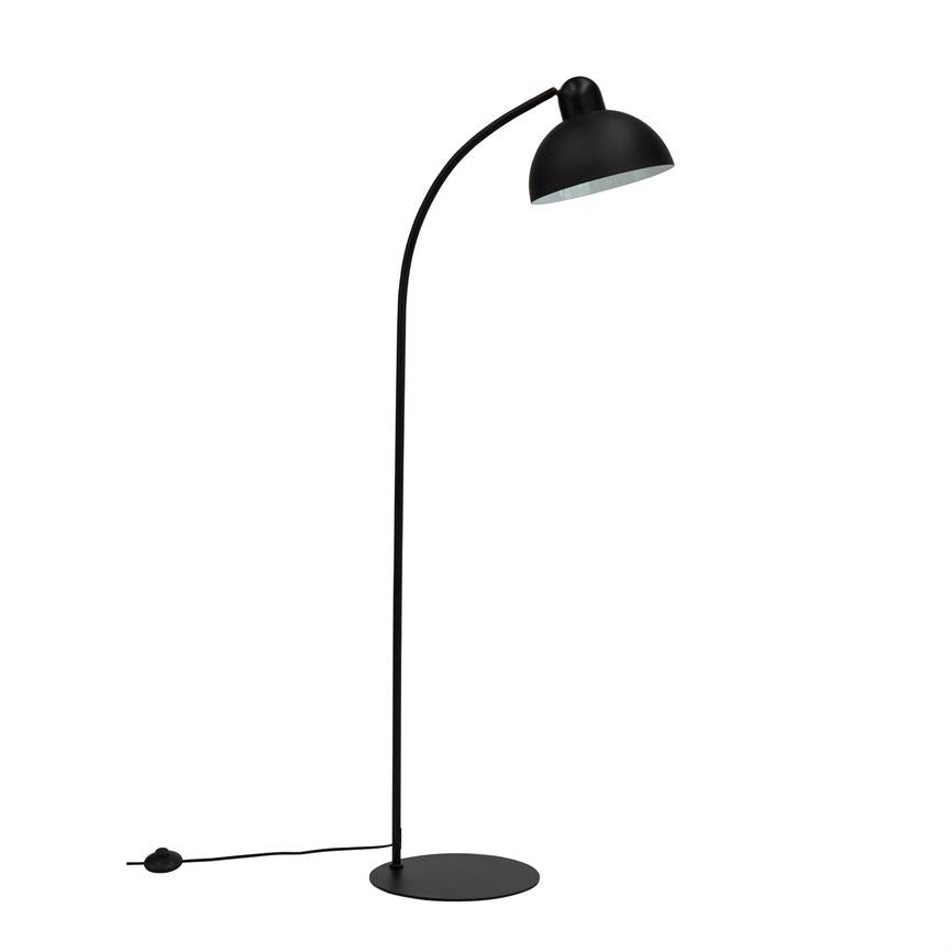 Sort metal gulvlampe med rund fod; en buet stang fører til en halvkugleformet skærm, der peger nedad mod en hvid, ensartet baggrund.