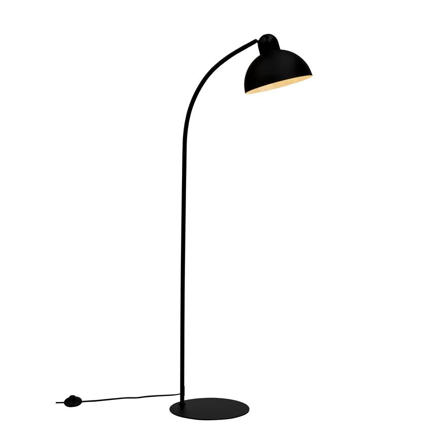 En sort gulvlampe med buet skaft, skærm vendt nedad; står på rund fod på hvid baggrund. Sort ledning med fodbetjent kontakt ligger udstrakt ved basen.