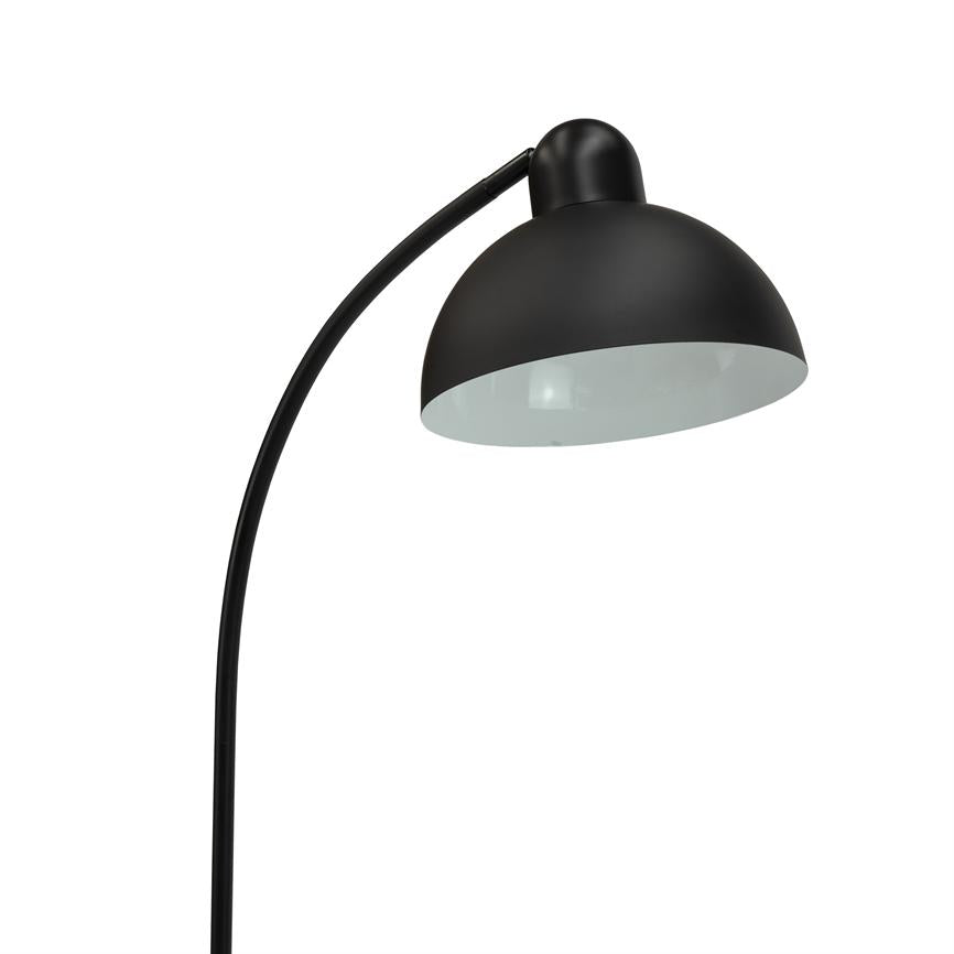 Sort gulvlampe med buet skaft og halvkugleformet skærm, skærmen peger nedad; indersiden er hvid, lampen står isoleret mod en hvid baggrund.